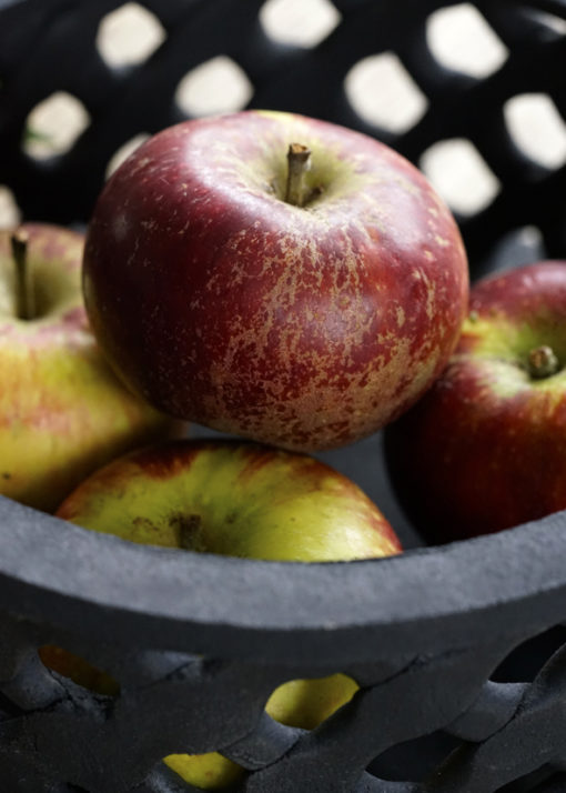 handgjord korg i stengods med äpplen-detalj