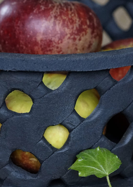 handgjord kord i stengods med äpplen-detalj